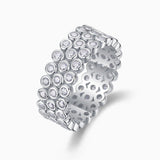Breites Ringband Three-Row Pavé Moissanite mit zirkulären Fassungen und seitlichen Aussparungen